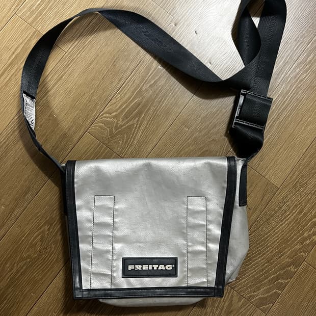 프라이탁 덱스터 실버 그레이