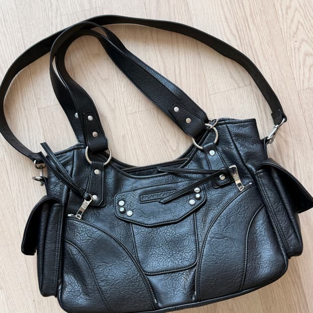 이우가마카라스 스터드 레더 숄더백 블랙