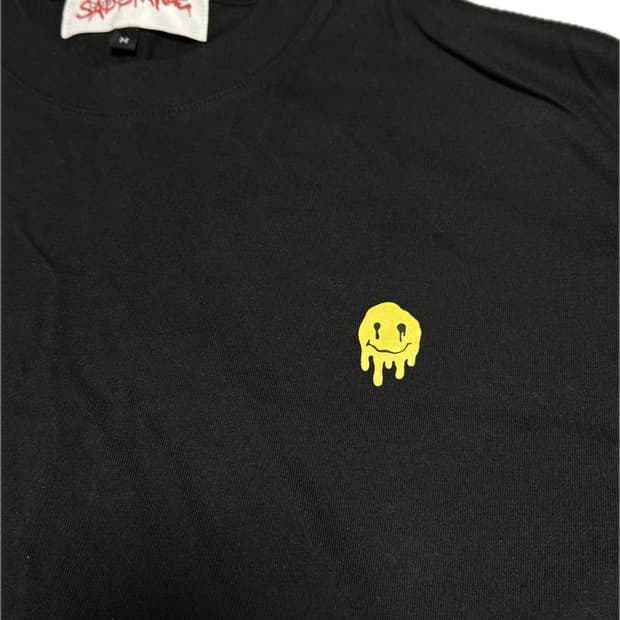 검은색 반소매 티셔츠