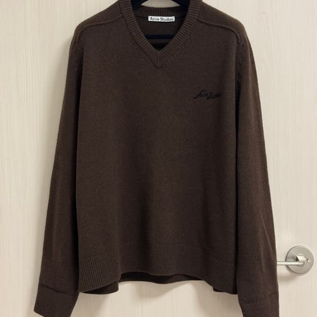 아크네 브라운 V넥 스웨터