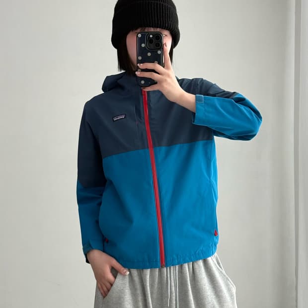 파타고니아 블루 바람막이