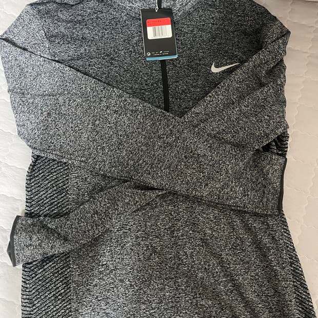 나이키 DRI-FIT 긴팔 상의 100 새상품