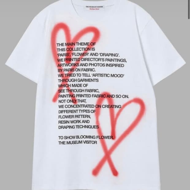 더뮤지엄비지터 하트 스프레이 반팔티