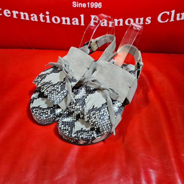 Kennel & Schmenger 파이톤 테슬 스웨이드 샌들