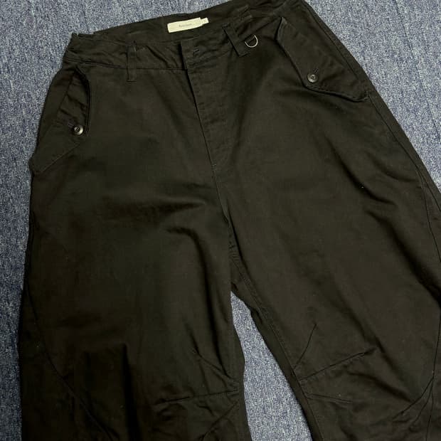 [4] 아르반 트리플 리프 커브드 팬츠 트리플 블랙