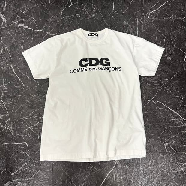 꼼데가르송 CDG 로고 반팔 티셔츠 화이트