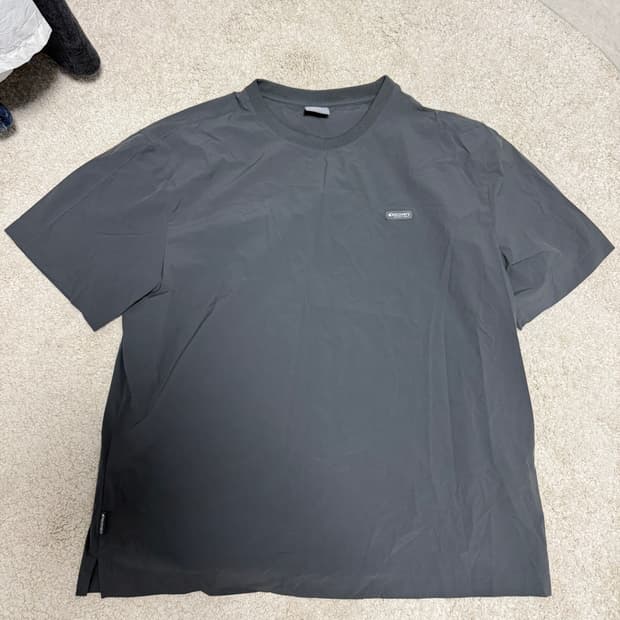 디스커버리 프레시벤트 우븐 에센셜 냉감 반팔티 105 차콜