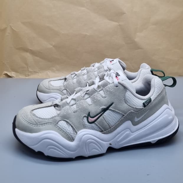 나이키 테크헤라 여성운동화235 