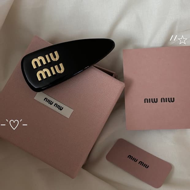 miu miu 미우미우 페이던트 가죽 클립핀 (정품)