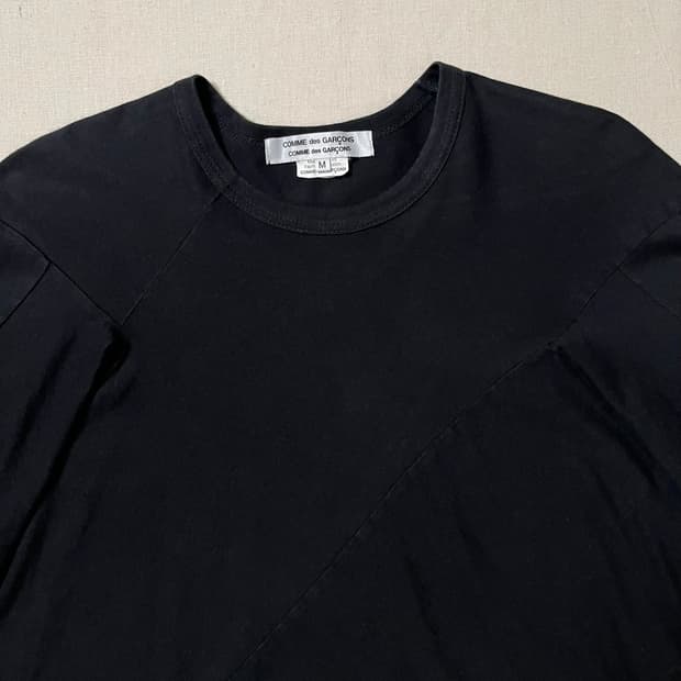 꼼데가르송 트위스트 절개 롱슬리브 티셔츠 comme des garcons