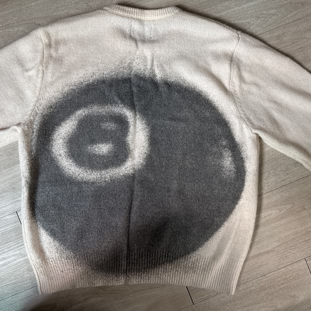 스투시 8볼 스프레이 스웨터 아이보리