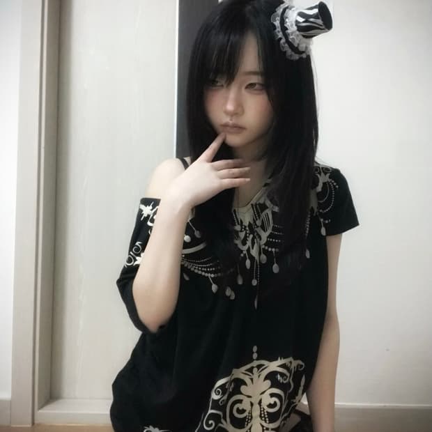 Baroque Graphic Black Loose Top