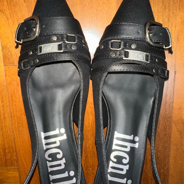 이크닉 105 four belted slingback