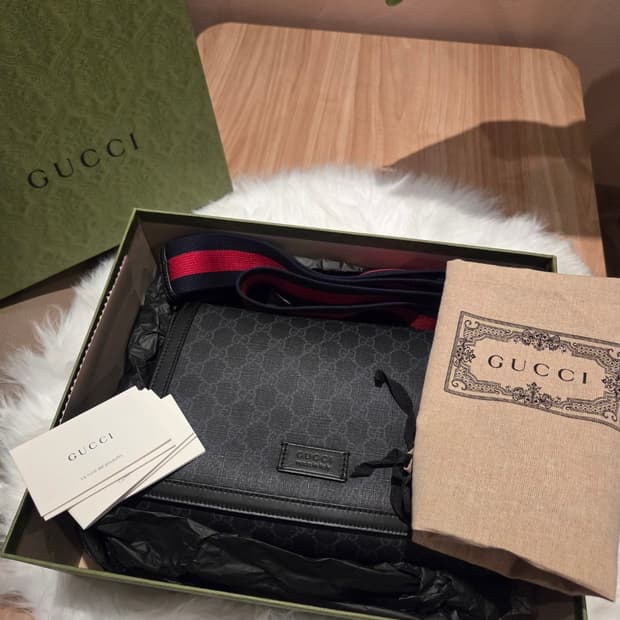 구찌 GG 크로스바디백 블랙 슈프림 새상품급