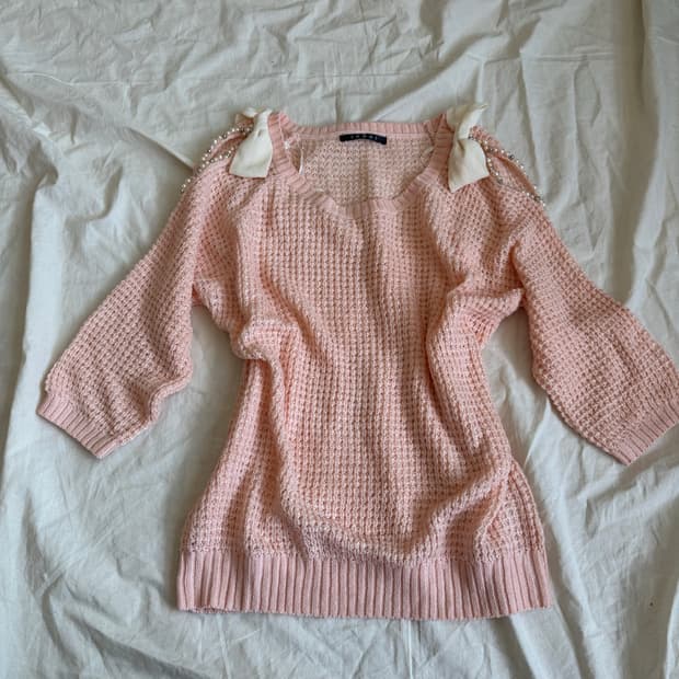 잉그니 핑크코랄 어깨트임 로걀 니트탑