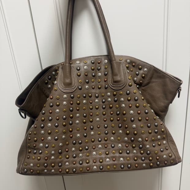 스터드 숄더백