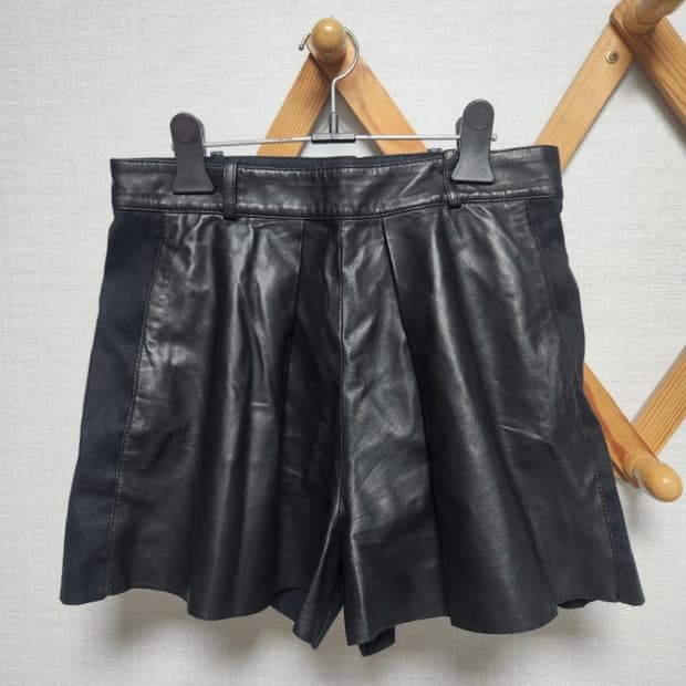 발렌시아가 레더 쇼츠