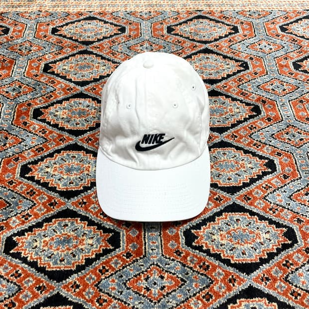 나이키 스펠로고 화이트 볼캡 FREE