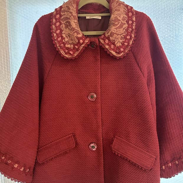 엑시즈팜 버건디 케이프핏 코트