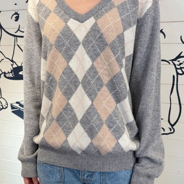 아가일 V넥 니트 스웨터 그레이