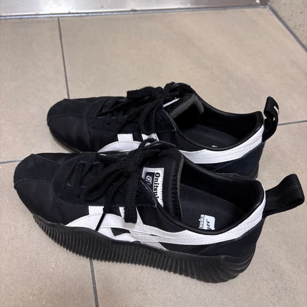 오니츠카 타이거 블랙 스니커즈