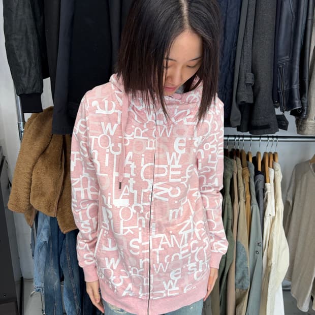 Clride.n 핑크 올오버 타이포 그래픽 집업 후드 