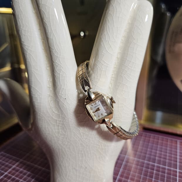 카라빌by 부로바 금장 수동 핸드와인딩 시계 판매합니다