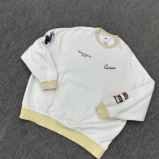 나이키 스우시 맨투맨 