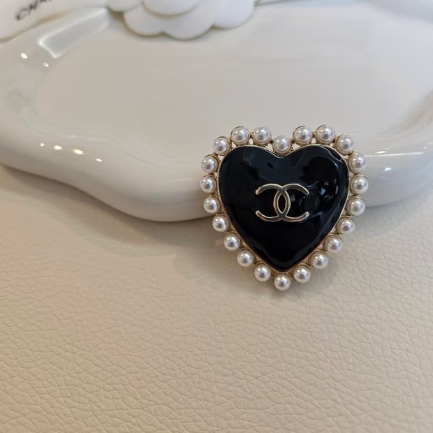 샤넬 블랙하트 진주장식 CC로고 브로치 업사이클링