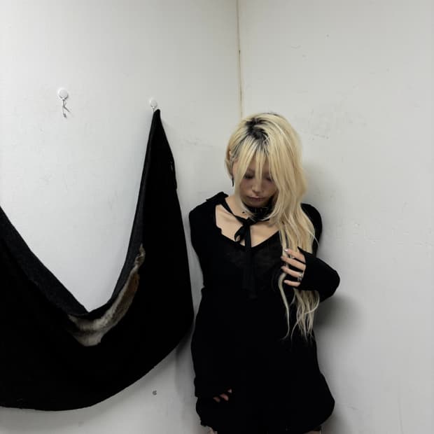“Vintage” loose fit Black V Neck sleeve