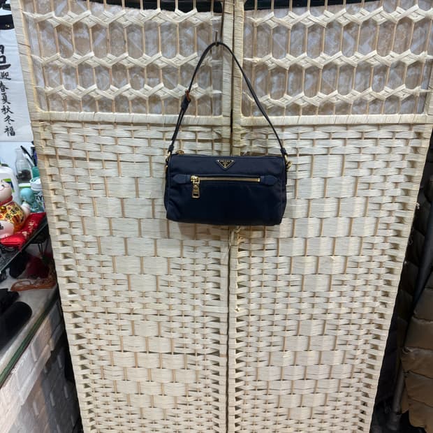 정품 프라다+사피아노레더 미니 숄더백 팝니다