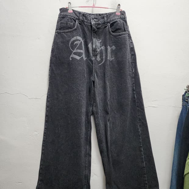 andanother 레터링 와이드 밴딩 흑청바지 