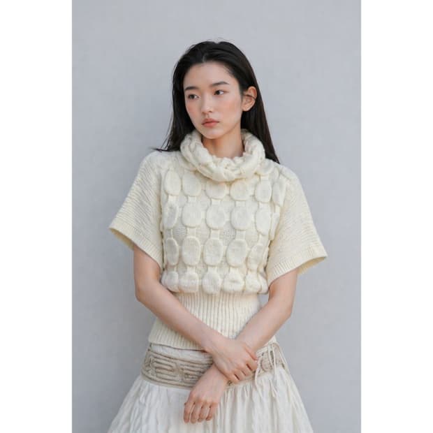 햐얀 동그라미 장식 니트 탑