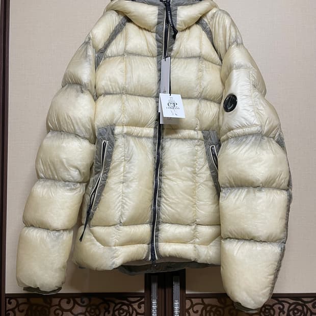 [L] CP컴퍼니 DD 쉘 후드 다운 피스타치오 쉘 베이지