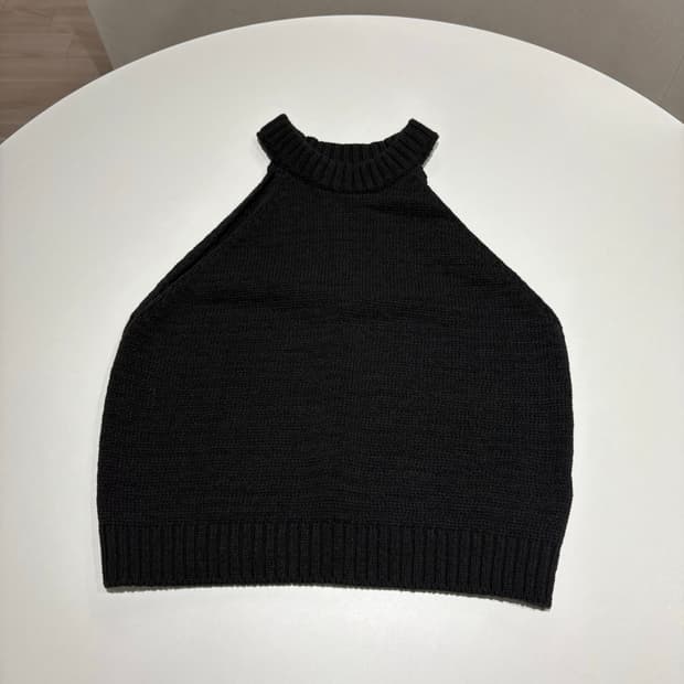 모노하 홀터넥 니트 차콜