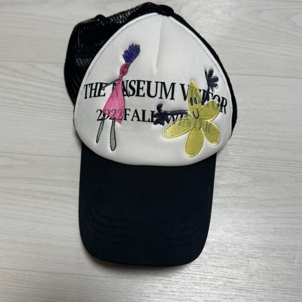 더 뮤지엄 비지터 모자