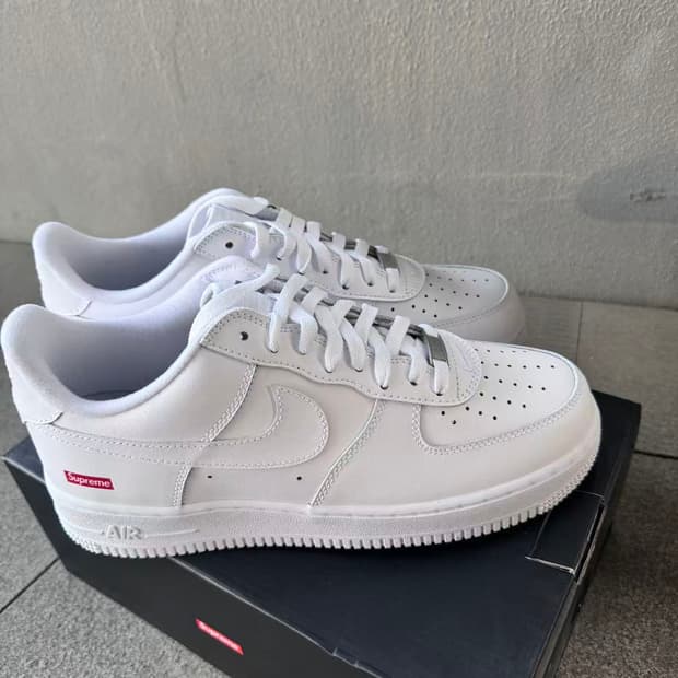 나이키 x 슈프림 에어포스 1 로우 화이트 260MM
