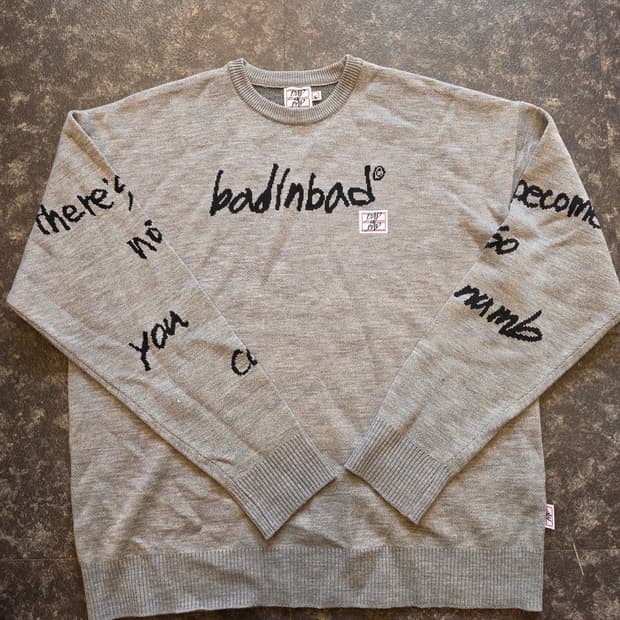 배드인배드(BADINBAD) 스크라이브 로고 니트 -L
