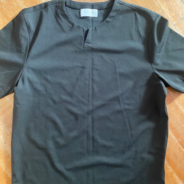 에디션 블랙 헨리넥 반팔티 105