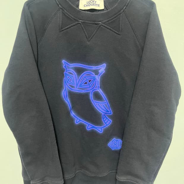 럭키슈에뜨 네이비 맨투맨 티셔츠