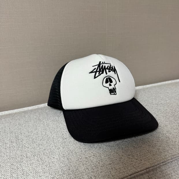[Stussy]스투시 스컬로고 메쉬 트러커캡_블랙 (F)