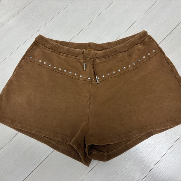 자라 스터드 쇼츠