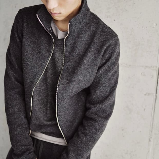 모노프리베 Textured High Neck Zip 차콜