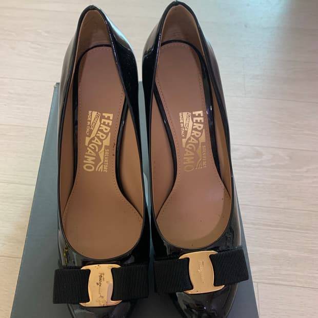 [240-245] 페라가모 까를라 7cm 유광 금장바라  리본구두