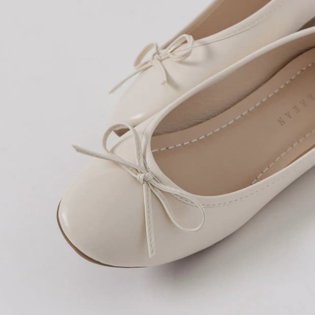 아이보리 레더 플랫슈즈