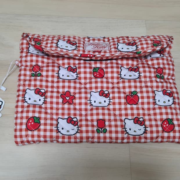 스파오 산리오 헬로키티 노트북 파우치