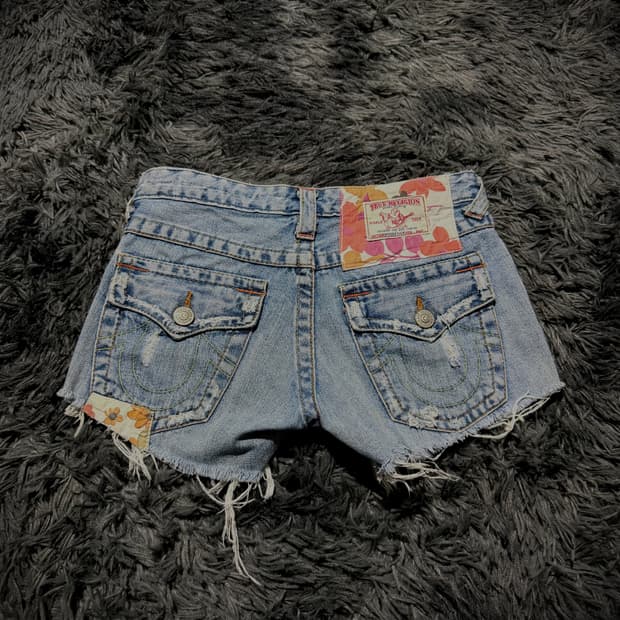 True Religion 플러워 패턴 패치 데미지 데님 숏팬츠