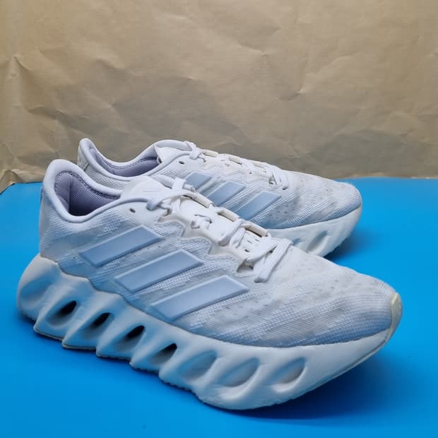 아디다스 스위치 FWD 여성운동화240 