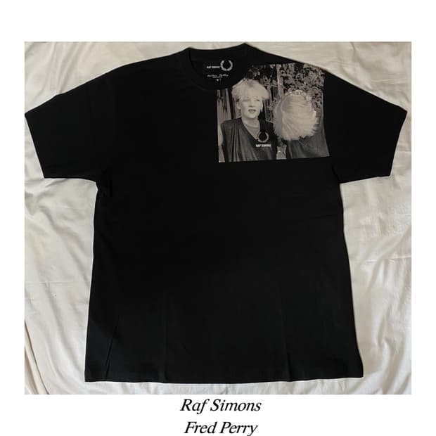 라프시몬스 숄더 그래픽 패치 아카이브 반팔 티셔츠 프레드 페리