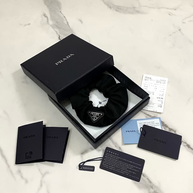 새상품급 프라다 리나일론 삼각로고 스크런치 헤어밴드 헤어곱창 헤어슈슈